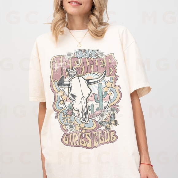 🚨 SALE 🚨 Comfort Colors Day Dreamer Girls Club Distressed Graphic Tee Shirt - Picture 1 of 10